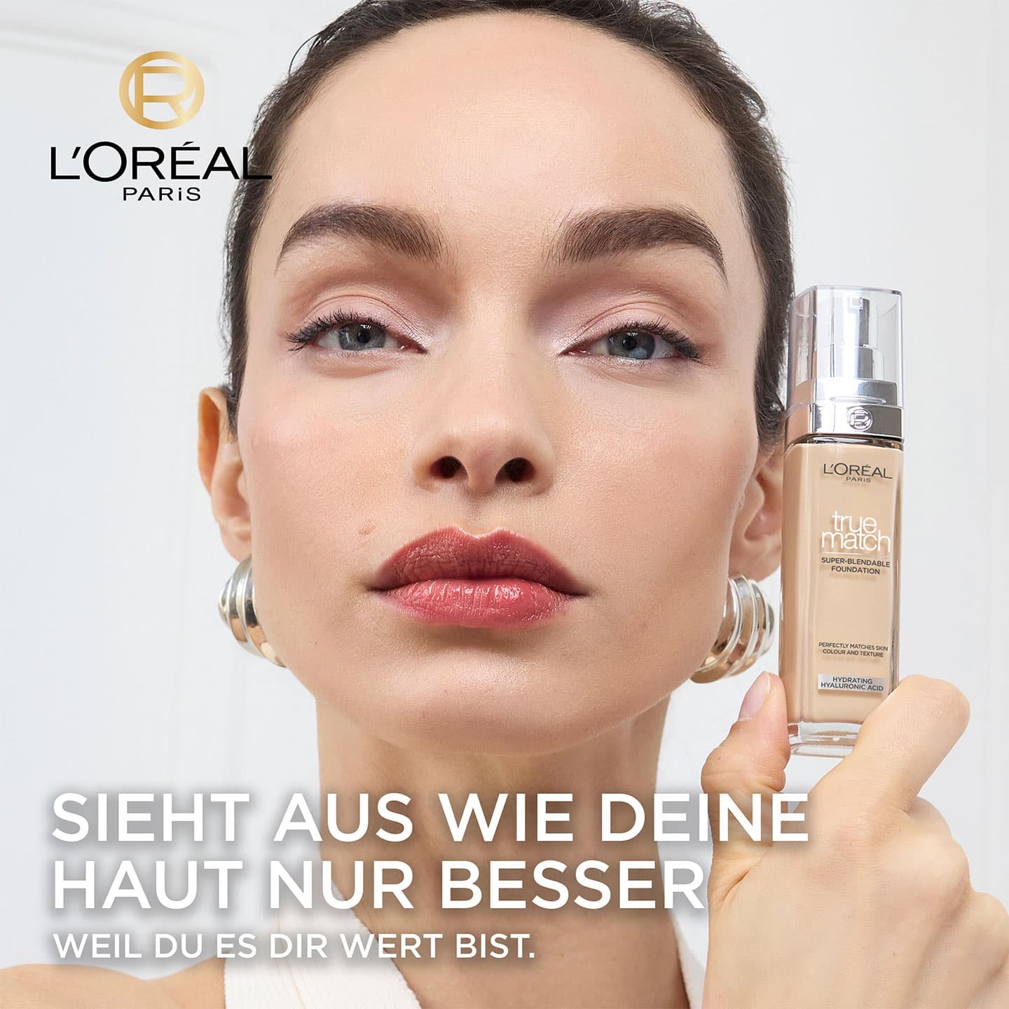 Luma Grothe hält eine True Match Foundation Nuance in der Hand, darunter Text: Sieht aus wie Deine Haut nur besser
